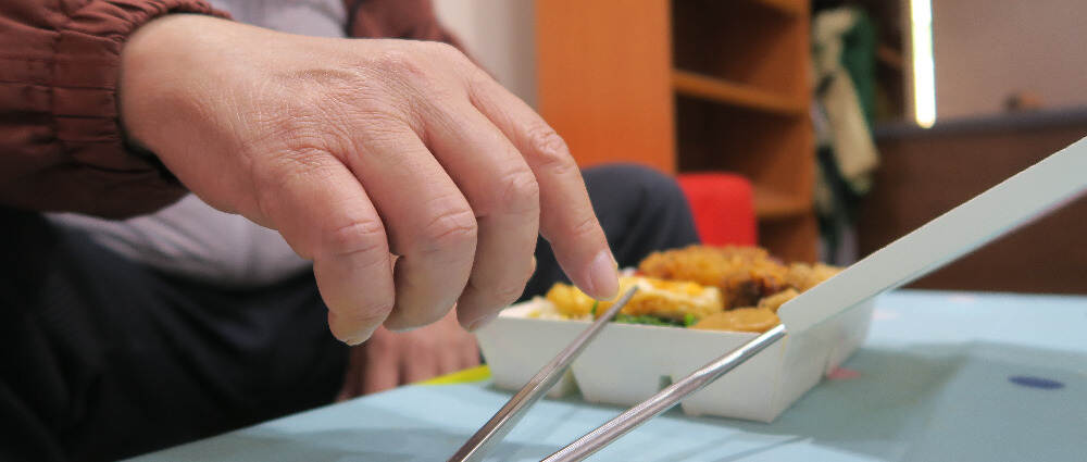 被家人骂老了连筷子都拿不稳，检查发现竟然是糖尿病引起的神经病变所致